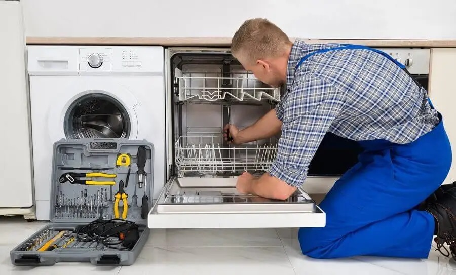 Karamürsel Dominox servisi teknisyen ekibi beyaz eşya tamiri yaparken